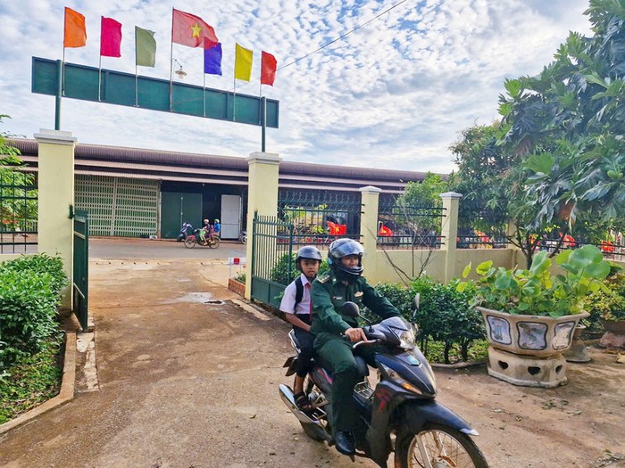 Khi người lính làm "cha đỡ đầu" của trẻ khó khăn - Ảnh 2. Khi người lính làm "cha đỡ đầu" của trẻ khó khăn - Ảnh 2.