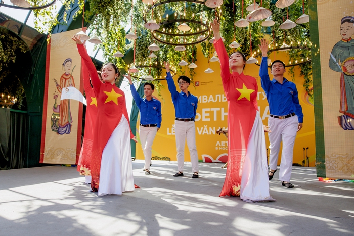 Sự góp mặt của du học sinh Việt Nam không chỉ lan tỏa tinh thần trẻ trung mà còn thể hiện rõ bản lĩnh, bản sắc và vai trò của thế hệ trẻ trong việc quảng bá văn hóa Việt đến bạn bè quốc tế Sự góp mặt của du học sinh Việt Nam không chỉ lan tỏa tinh thần trẻ trung mà còn thể hiện rõ bản lĩnh, bản sắc và vai trò của thế hệ trẻ trong việc quảng bá văn hóa Việt đến bạn bè quốc tế