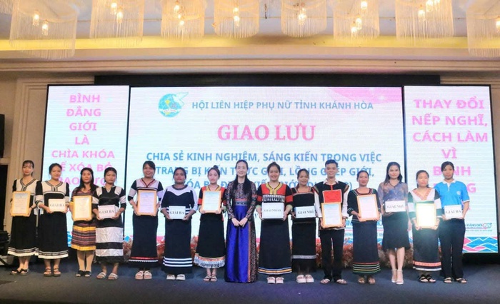 Chủ tịch Hội LHPN tỉnh Khánh Hòa: Thực hiện tốt Dự án 8 vì mục tiêu không ai bị bỏ lại phía sau- Ảnh 3. Chủ tịch Hội LHPN tỉnh Khánh Hòa: Thực hiện tốt Dự án 8 vì mục tiêu không ai bị bỏ lại phía sau- Ảnh 3.