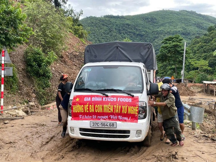 Xã biên giới Nghệ An chia sẻ hàng cứu trợ lũ lụt cho người dân Lào- Ảnh 4. Xã biên giới Nghệ An chia sẻ hàng cứu trợ lũ lụt cho người dân Lào- Ảnh 4.