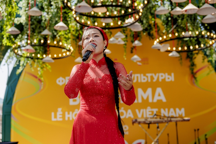 Xuất hiện với tà áo dài, tiết mục hát của nữ sinh người Việt được công chúng đón nhận nồng nhiệt Xuất hiện với tà áo dài, tiết mục hát của nữ sinh người Việt được công chúng đón nhận nồng nhiệt