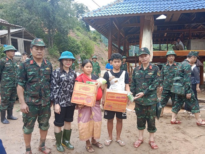 Xã biên giới Nghệ An chia sẻ hàng cứu trợ lũ lụt cho người dân Lào- Ảnh 3. Xã biên giới Nghệ An chia sẻ hàng cứu trợ lũ lụt cho người dân Lào- Ảnh 3.