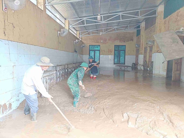 Xã biên giới Nghệ An chia sẻ hàng cứu trợ lũ lụt cho người dân Lào- Ảnh 2. Xã biên giới Nghệ An chia sẻ hàng cứu trợ lũ lụt cho người dân Lào- Ảnh 2.