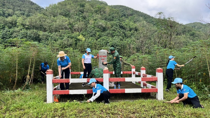 Phụ nữ cùng Bộ đội biên phòng chung tay làm đẹp đường biên cột mốc- Ảnh 1. Phụ nữ cùng Bộ đội biên phòng chung tay làm đẹp đường biên cột mốc- Ảnh 1.
