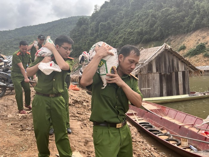 "Cõng" vật liệu lên núi xây nhà cho người nghèo- Ảnh 4.