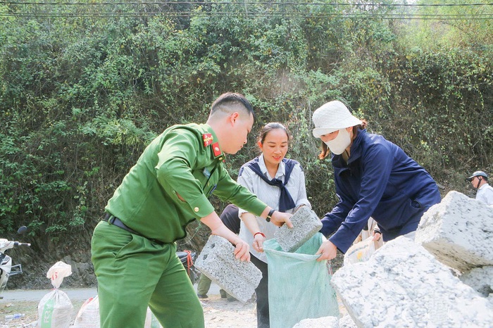 "Cõng" vật liệu lên núi xây nhà cho người nghèo- Ảnh 1.