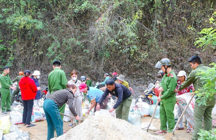"Cõng" vật liệu lên núi xây nhà cho người nghèo- Ảnh 2.