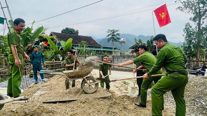 "Cõng" vật liệu lên núi xây nhà cho người nghèo- Ảnh 3.