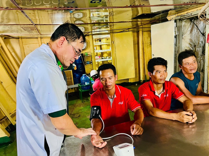 Bộ đội biên phòng Đà Nẵng bàn giao 4 ngư dân gặp nạn trên biển cho gia đình- Ảnh 1. Bộ đội biên phòng Đà Nẵng bàn giao 4 ngư dân gặp nạn trên biển cho gia đình- Ảnh 1.