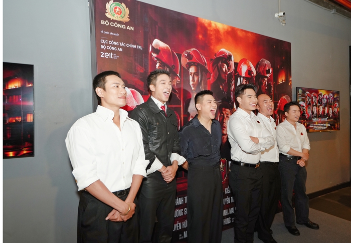 Dàn cast "Chiến sĩ quả cảm" tham gia buổi công chiếu sớm tập 3 Dàn cast "Chiến sĩ quả cảm" tham gia buổi công chiếu sớm tập 3
