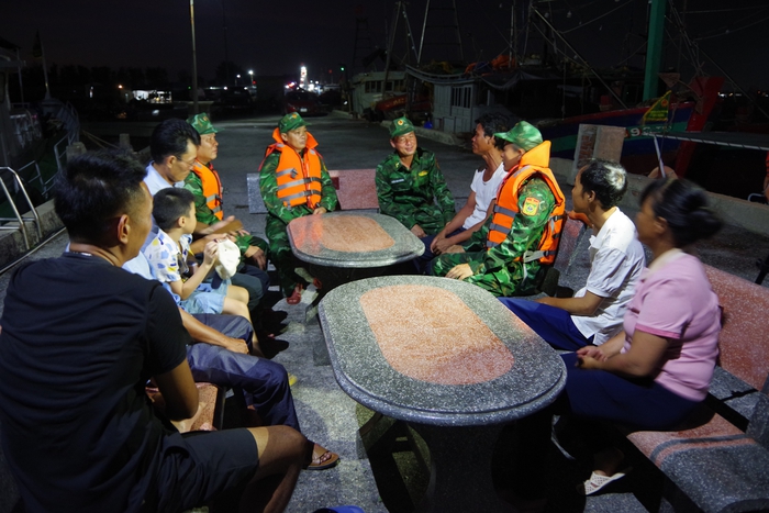 Bộ đội Biên phòng Ninh Bình bàn giao ngư dân gặp nạn trên biển về với gia đình - Ảnh 1. Bộ đội Biên phòng Ninh Bình bàn giao ngư dân gặp nạn trên biển về với gia đình - Ảnh 1.
