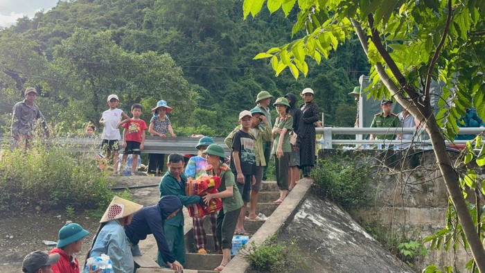 Phụ nữ Công an tỉnh Nghệ An trao tặng hơn 300 triệu đồng cho người dân vùng lũ- Ảnh 4.