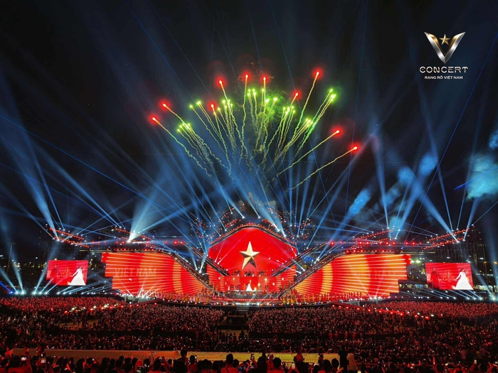 V Concert - Rạng rỡ Việt Nam là sự kết hợp tinh tế giữa những bản nhạc mang đậm âm hưởng dân tộc với các ca khúc hiện đại, sôi động trên một sân khấu được dàn dựng công phu và hiện đại. Tất cả tạo nên một tinh thần Việt trẻ trung, sôi động, kết nối bằng âm nhạc. V Concert - Rạng rỡ Việt Nam là sự kết hợp tinh tế giữa những bản nhạc mang đậm âm hưởng dân tộc với các ca khúc hiện đại, sôi động trên một sân khấu được dàn dựng công phu và hiện đại. Tất cả tạo nên một tinh thần Việt trẻ trung, sôi động, kết nối bằng âm nhạc.