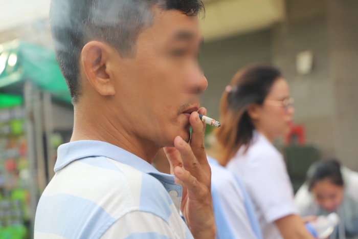 Bất an khi tình trạng hút thuốc lá nơi công cộng vẫn diễn ra phổ biến- Ảnh 1. Bất an khi tình trạng hút thuốc lá nơi công cộng vẫn diễn ra phổ biến- Ảnh 1.