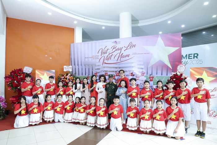 Các giọng ca nhí tham gia "Vút bay lên Việt Nam" trong buổi ra mắt MV vào chiều 10/8 tại Hà Nội