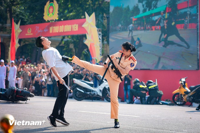 Hà Nội phô diễn sức mạnh "lá chắn thép" trong Ngày hội vì Thủ đô bình yên- Ảnh 4. Hà Nội phô diễn sức mạnh "lá chắn thép" trong Ngày hội vì Thủ đô bình yên- Ảnh 4.