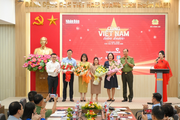 Nhà báo Lê Quốc Minh (ngoài cùng bên trái) tặng hoa cho các đơn vị đồng hành cùng chiến dịch Nhà báo Lê Quốc Minh (ngoài cùng bên trái) tặng hoa cho các đơn vị đồng hành cùng chiến dịch