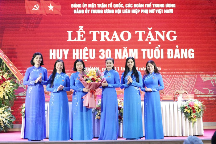 Trao Huy hiệu 30 năm tuổi Đảng cho Chủ tịch Hội LHPN Việt Nam Nguyễn Thị Tuyến- Ảnh 1.