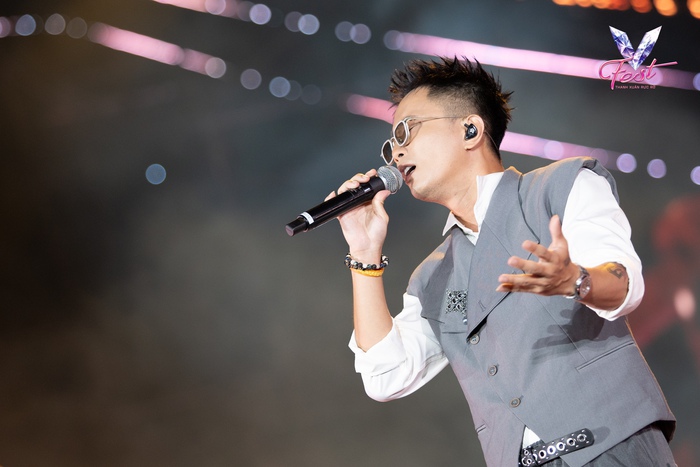 "Mình mang cả thanh xuân của mình đến đây" - Rhymastic nói trên sân khấu V Fest "Mình mang cả thanh xuân của mình đến đây" - Rhymastic nói trên sân khấu V Fest