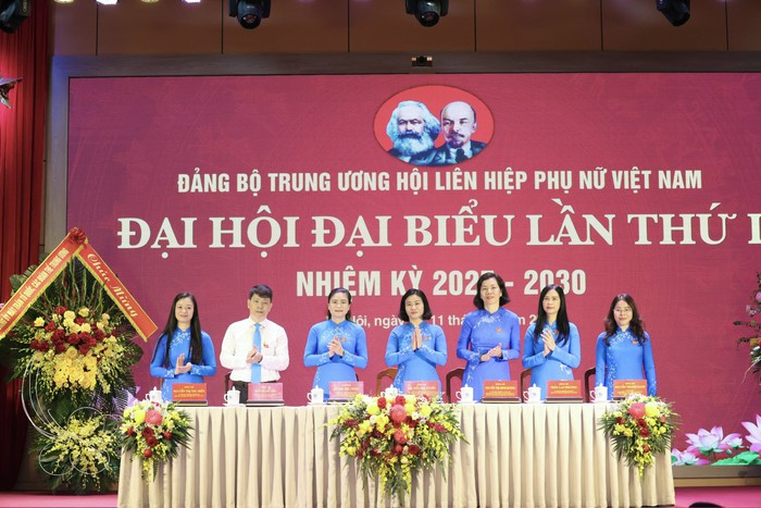 Xây dựng Đảng bộ TƯ Hội LHPN Việt Nam trong sạch, vững mạnh, hướng về nhân dân, phụ nữ, trẻ em- Ảnh 3. Xây dựng Đảng bộ TƯ Hội LHPN Việt Nam trong sạch, vững mạnh, hướng về nhân dân, phụ nữ, trẻ em- Ảnh 3.