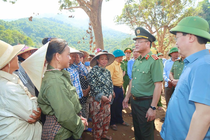 Cao điểm 40 ngày đêm xây nhà và trường học tặng đồng bào vùng lũ Nghệ An- Ảnh 1.