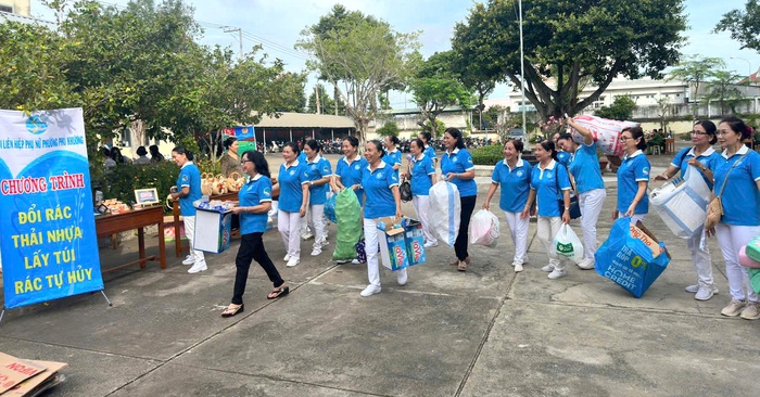 "Đổi rác thải nhựa lấy túi tự hủy": Thông điệp mạnh mẽ về lối sống xanh- Ảnh 1. "Đổi rác thải nhựa lấy túi tự hủy": Thông điệp mạnh mẽ về lối sống xanh- Ảnh 1.