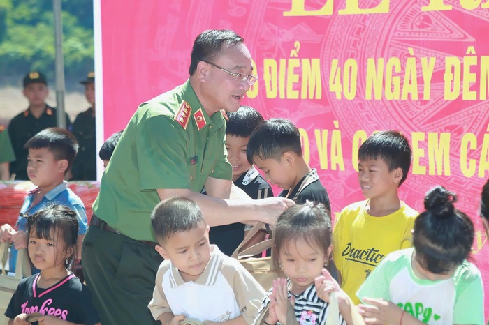 Cao điểm 40 ngày đêm xây nhà và trường học tặng đồng bào vùng lũ Nghệ An- Ảnh 2.