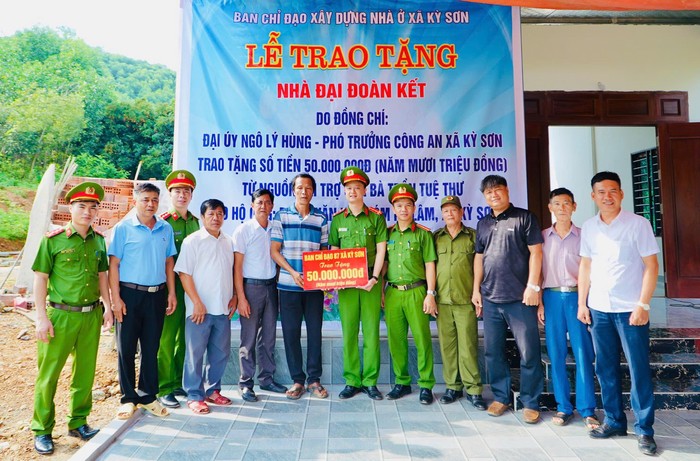 Phó trưởng Công an xã giúp các hộ nghèo có mái nhà để an cư- Ảnh 1.