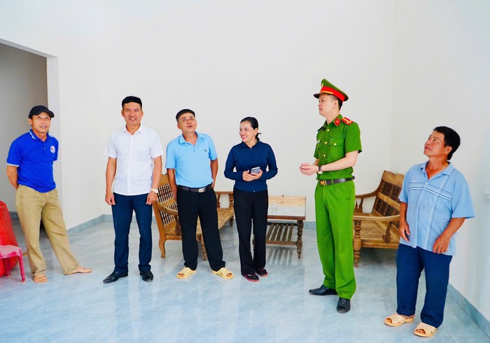 Phó trưởng Công an xã giúp các hộ nghèo có mái nhà để an cư- Ảnh 3.