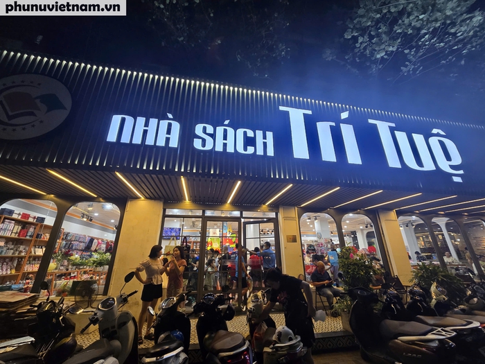 Nhà sách tại Hà Nội sôi động trước thềm năm học mới 2025-2026- Ảnh 1. Nhà sách tại Hà Nội sôi động trước thềm năm học mới 2025-2026- Ảnh 1.