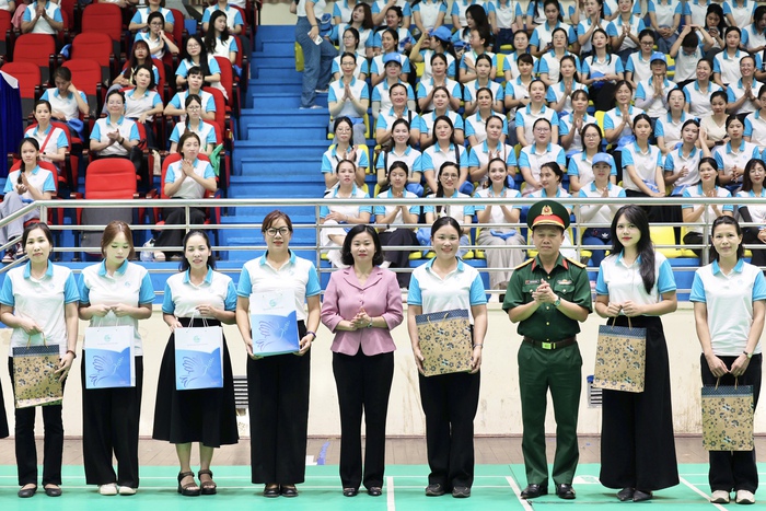 Chủ tịch Hội LHPNVN Nguyễn Thị Tuyến thăm, động viên khối Phụ nữ Việt Nam tham gia diễu hành A80- Ảnh 1. Chủ tịch Hội LHPNVN Nguyễn Thị Tuyến thăm, động viên khối Phụ nữ Việt Nam tham gia diễu hành A80- Ảnh 1.