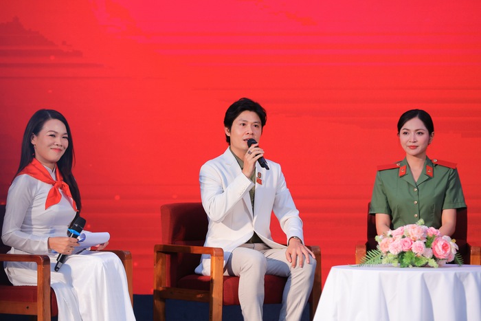 Nhạc sĩ Nguyễn Văn Chung và ca sĩ Nguyễn Duyên Quỳnh trong buổi ra mắt MV
