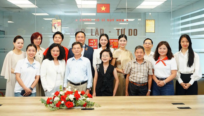 Ca sĩ Nguyễn Duyên Quỳnh cùng đại diện Quỹ Vì trẻ em khuyết tật Việt Nam, các thành viên CLB Đại sứ Hoa Xương Rồng