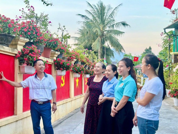 Đôi vợ chồng trẻ biến bờ tường cũ thành "con đường cờ" rực đỏ - Ảnh 4. Đôi vợ chồng trẻ biến bờ tường cũ thành "con đường cờ" rực đỏ - Ảnh 4.