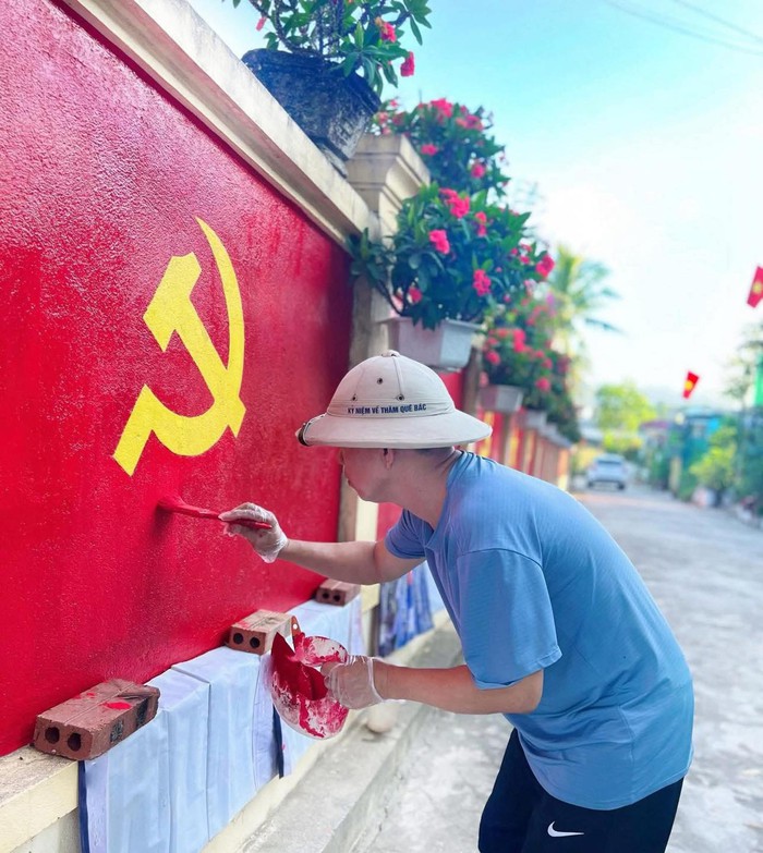 Đôi vợ chồng trẻ biến bờ tường cũ thành "con đường cờ" rực đỏ - Ảnh 3. Đôi vợ chồng trẻ biến bờ tường cũ thành "con đường cờ" rực đỏ - Ảnh 3.