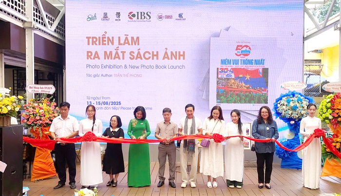Triển lãm và ra mắt sách ảnh "50 năm niềm vui thống nhất"- Ảnh 1. Triển lãm và ra mắt sách ảnh "50 năm niềm vui thống nhất"- Ảnh 1.