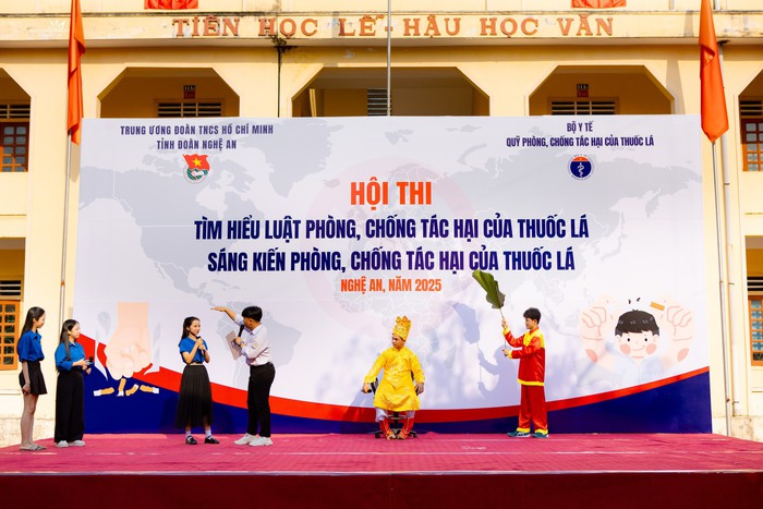 Phòng, chống tác hại của thuốc lá trong trường học: Tạo "lá chắn" bảo vệ học sinh- Ảnh 1.