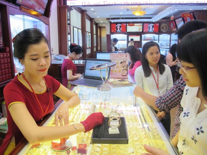 Giá vàng trong nước "vênh" cao với quốc tế: Mua vàng nhẫn sẽ "lợi" hơn- Ảnh 1.