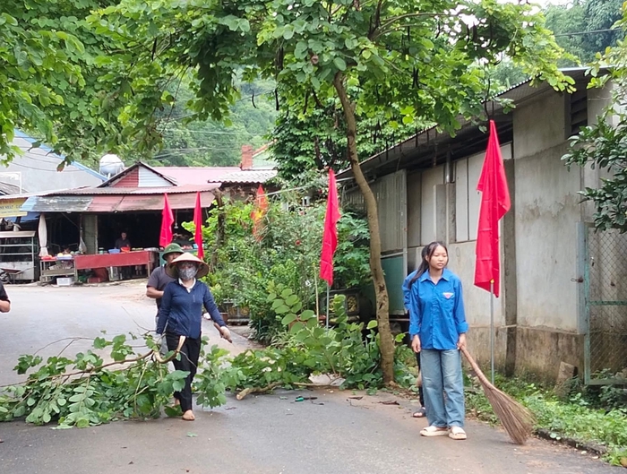Hội LHPN, Đoàn Thanh niên và cán bộ công chức xã Mường Cơi ra quân dọn dẹp vệ sinh môi trường