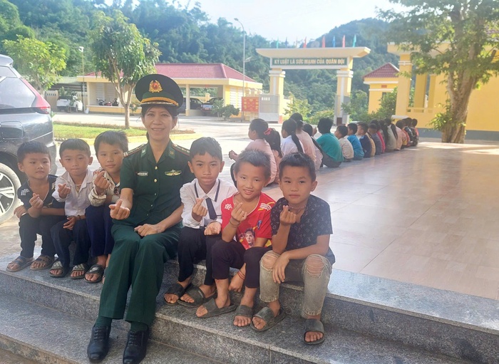 Trung tá Nguyễn Thị Trần Thanh tuyên truyền, phổ biến kiến thức chăm sóc gia đình cho phụ nữ vùng biên Nghệ An