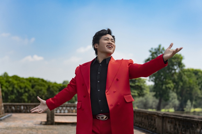 Ca sĩ Tùng Dương trong MV "Việt Nam - Tự hào tiếp bước tương lai"