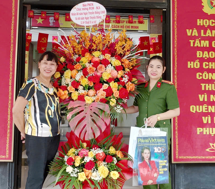 Báo Phụ nữ Việt Nam chúc mừng Cục Cảnh sát Giao thông và Cục An ninh Chính trị nội bộ A03 - Ảnh 2.