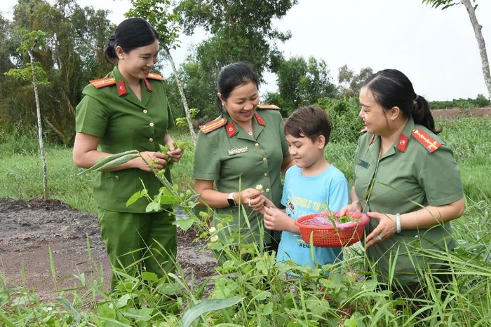 Phụ nữ Công an "Đất Sen hồng" lan tỏa tình "Mẹ đỡ đầu"- Ảnh 1.