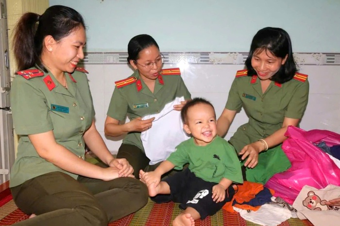 Phụ nữ Công an "Đất Sen hồng" lan tỏa tình "Mẹ đỡ đầu"- Ảnh 2.