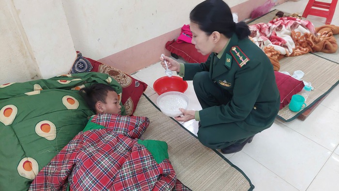 Trung tá Nguyễn Thị Trần Thanh chăm sóc trẻ khó khăn