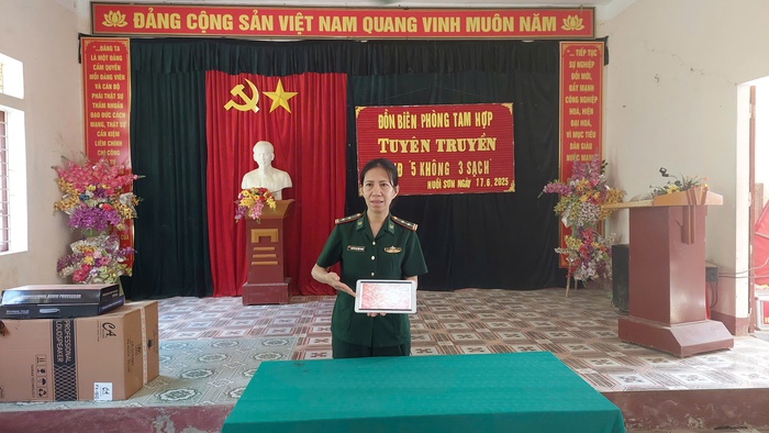 Trung tá Nguyễn Thị Trần Thanh tại hội trường Đồn Biên phòng Tam Hợp