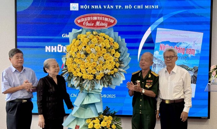 Tác giả Hoàng Phương (thứ hai từ phải qua) trong buổi ra mắt sách