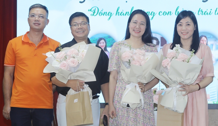 Các diễn giả tham gia tọa đàm: Dịch giả Quỳnh Hương, nhà báo Hạnh An An, chuyên gia tâm lý Đinh Đoàn (từ phải sang)