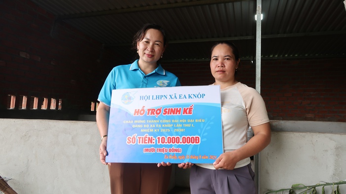 Hội LHPN xã Ea Knốp trao mô hình sinh kế giúp phụ nữ khó khăn- Ảnh 1.