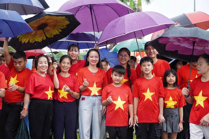 Nghệ An: Khí thế từ Quảng trường Hồ Chí Minh trong ngày hội "Cùng Việt Nam tiến bước"- Ảnh 2.